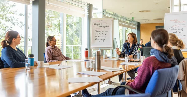 Kursraum mit der Referentin und Teilnehmenden